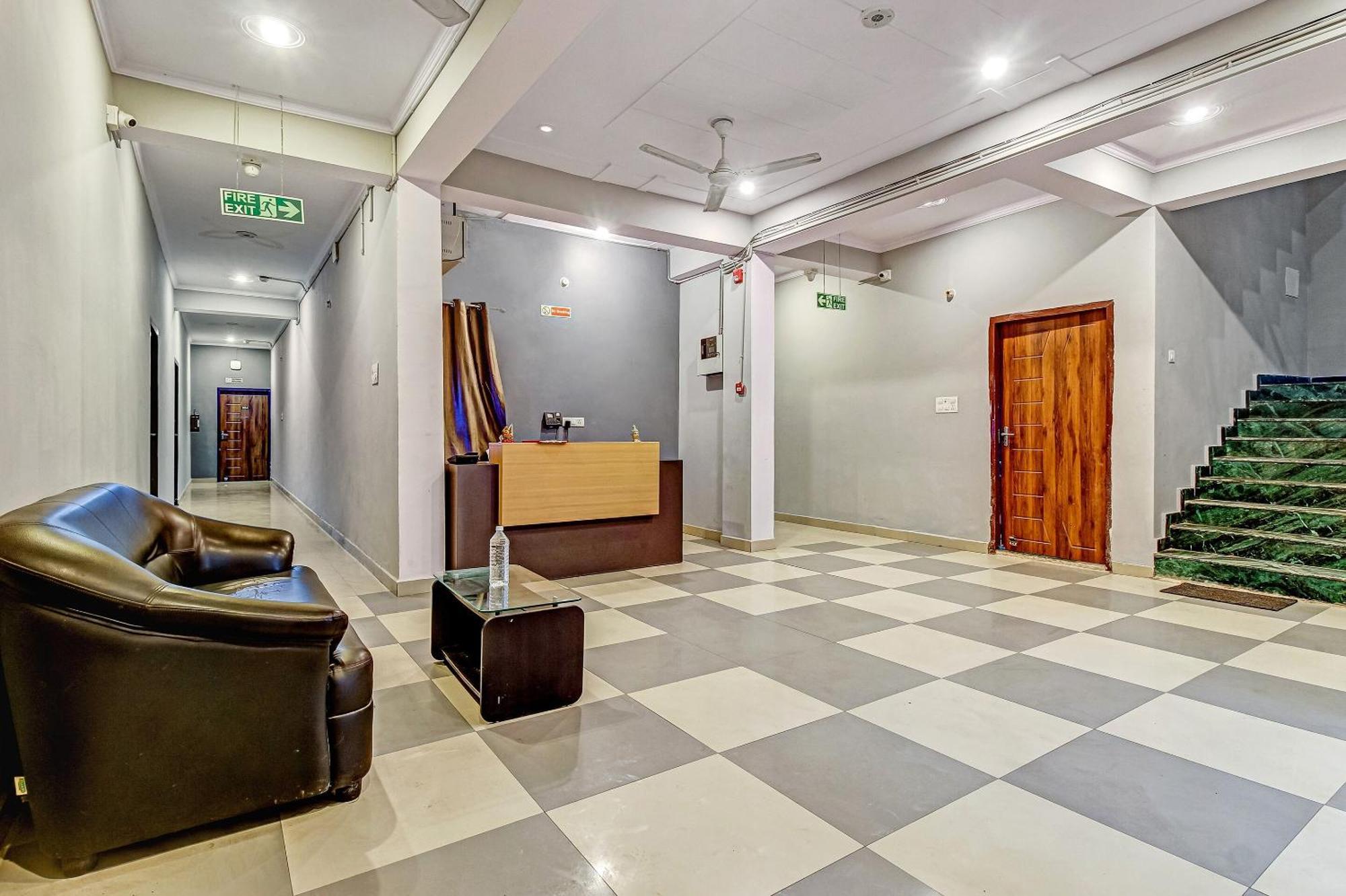 Super Collection O Orphic Inn Near Munshi Pulia Metro Station Chinhat Exterior photo